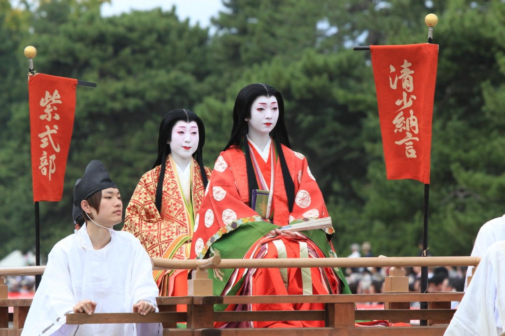 Šionagon (priekyje) ir Šikibu persirengusios merginos_šventės džidai matsuri metu Kiote